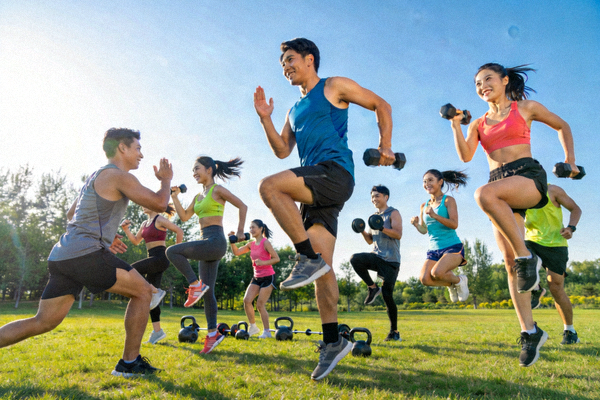 年轻人在户外进行高强度间歇训练HIIT - 充满活力的团体健身课