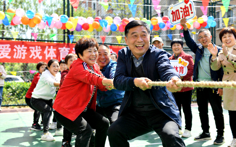 通过爱游戏体育平台组织的社区趣味运动会现场 - 居民参与拔河比赛欢声笑语