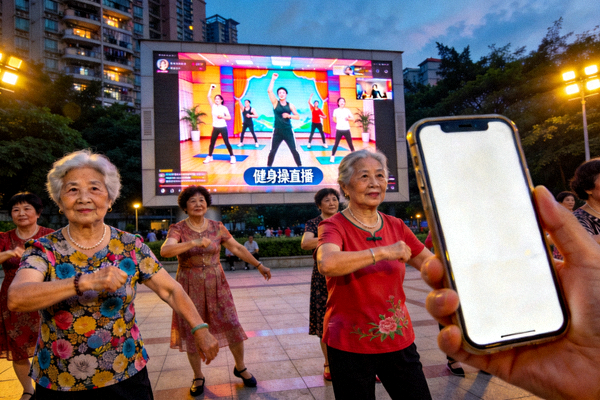 广州社区阿姨们跟随线上直播进行广场舞健身 - 手机投屏到广场大屏幕