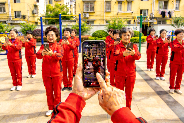 上海社区阿姨们使用爱游戏平台学习并排练新式广场舞 - 整齐划一的动作
