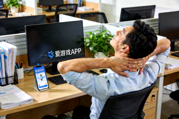 上班族在办公室进行工位微运动 - 跟随爱游戏APP做颈肩放松