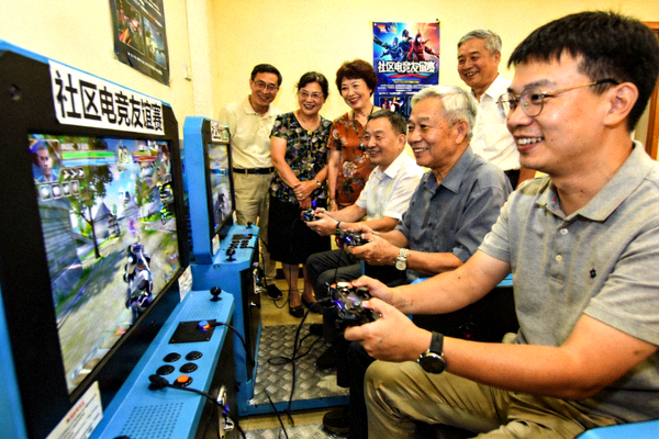 社区电竞角内，居民使用公共设备进行友谊赛，氛围轻松