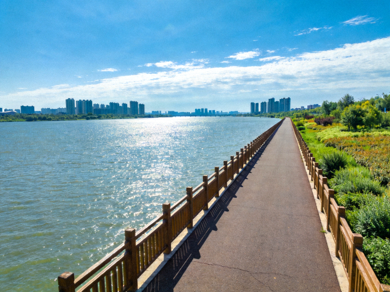 滨江亲水步道徒步路线实景 - 平缓的沿江道路与开阔水面