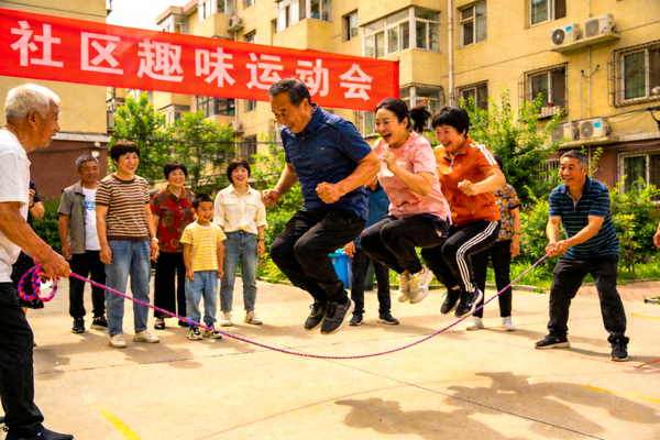 社区居民参与趣味体育活动 - 在小区空地上进行团队比赛