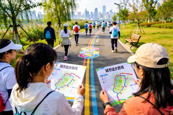 城市徒步路线实景 - 参与者沿公园环线步行并查看路线指引