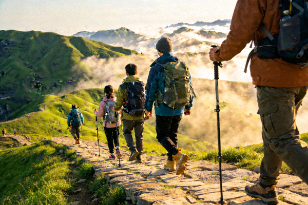 山间徒步小路上结伴前行的户外爱好者 - 背双肩包的徒步旅行