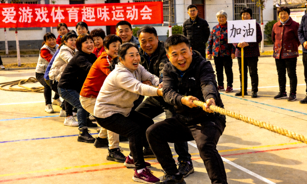社区居民参与爱游戏体育平台组织的趣味运动会 - 拔河比赛现场