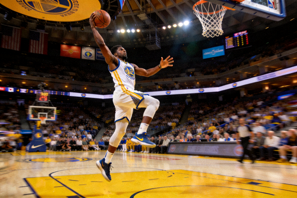 篮球运动员在室内球馆跳投 - NBA风格篮球比赛画面
