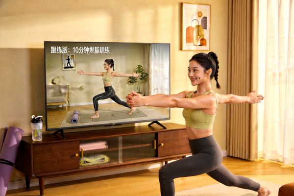 用户跟随视频进行居家健身训练 - 客厅中的动作指导画面
