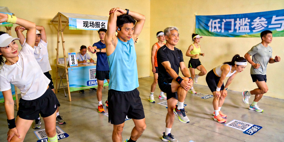业余体育赛事现场参与者进行热身准备 - 展示低门槛赛事报名与参与
