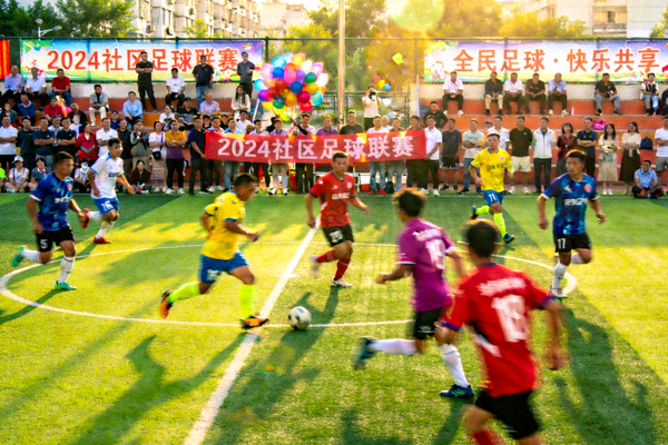 足球爱好者在场地内进行业余比赛 - 体现本地业余赛事参与热度